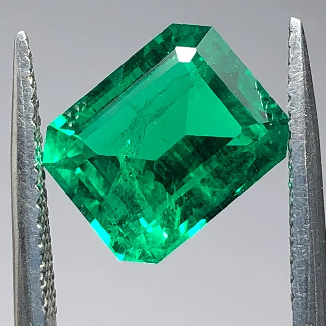 Colombian Emerald Loose Gemstone. Lab-Grown Emerald.