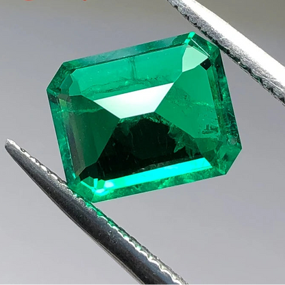 Colombian Emerald Loose Gemstone. Lab-Grown Emerald. Top Quality
