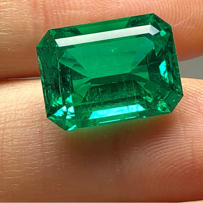 Colombian Emerald Loose Gemstone. Lab-Grown Emerald. Hydrothermal