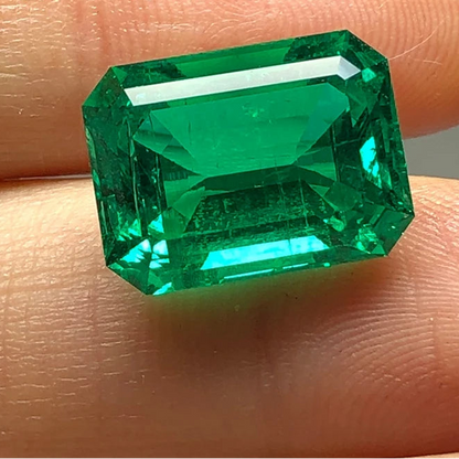 Colombian Emerald Loose Gemstone. Lab-Grown Emerald. Hydrothermal