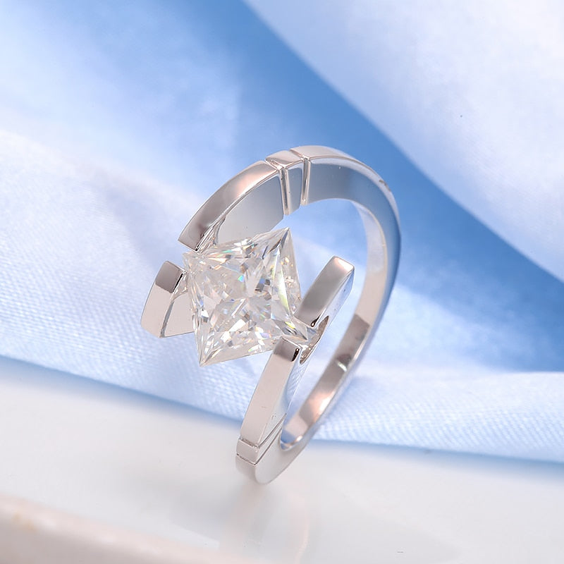 Moissanite Engagement Rings. 1.0 Carat. D VVS1. Princess Cut.