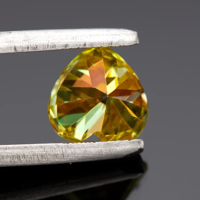 Moissanite en vrac. Couleur jaune doré. Coeur coupé. 1,0 à 5,0 carats.