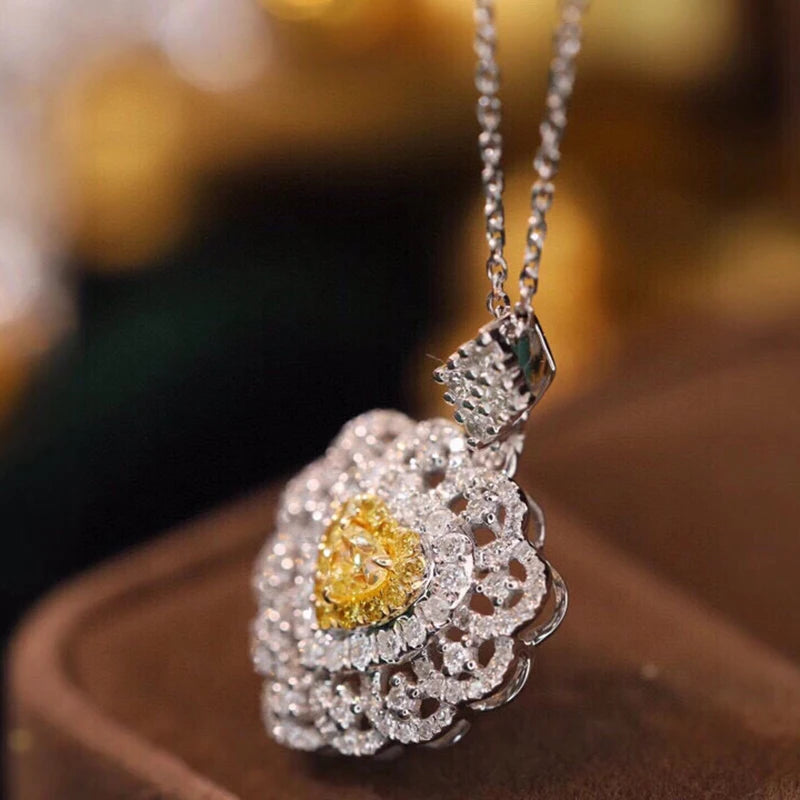 Collier coeur avec diamants jaunes et blancs. Or blanc 18 carats.