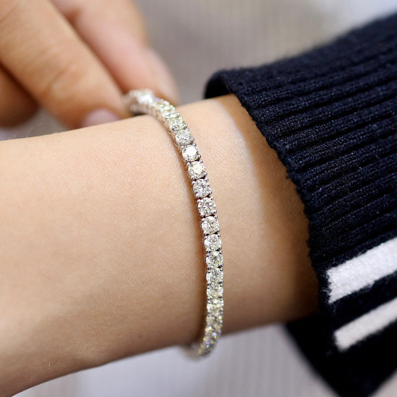 Luxury Natural Diamonds Tennis Bracelets. 7.0 Carat. 18K Gold.