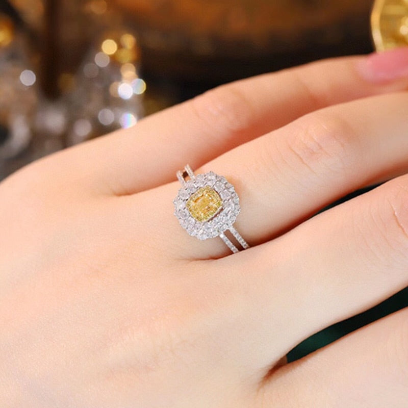 Bagues de fiançailles de luxe en diamant jaune.