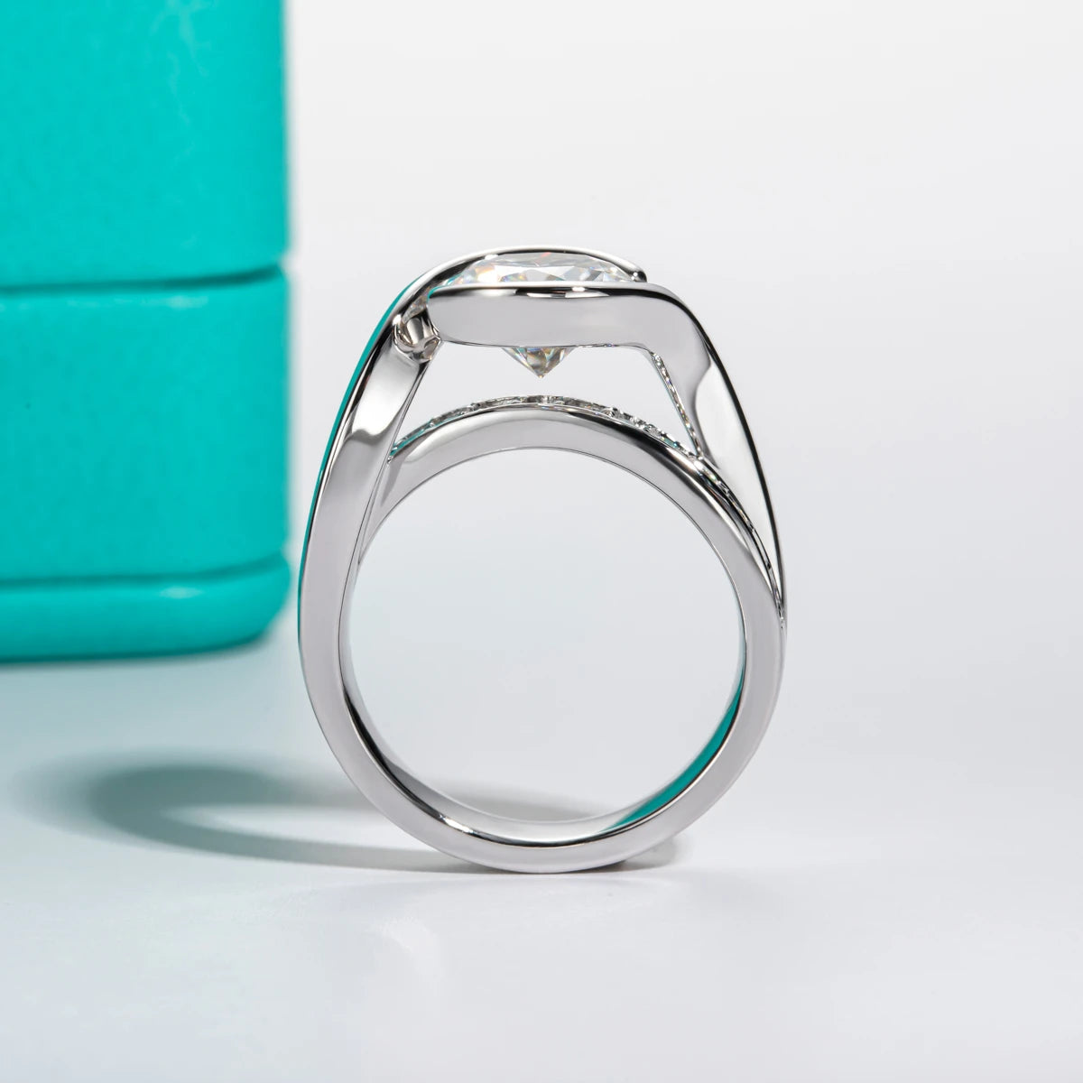 Buy Moissanite Engagement Rings. 3.0 Carat. Round Shape.