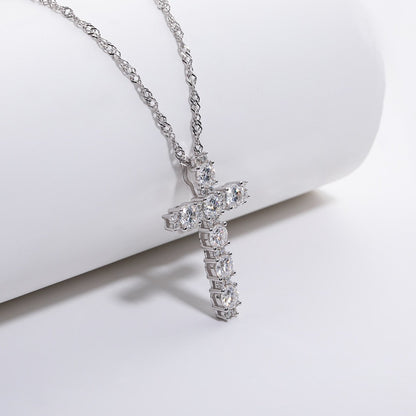 Diamant moissanite. Collier pendentif croix. 2,10 carats. D VVS1