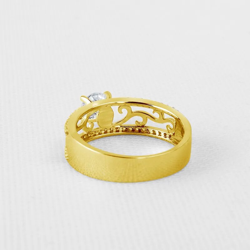 Luxury Gold Engagement Rings. 0.75 Carat. D VVS1.