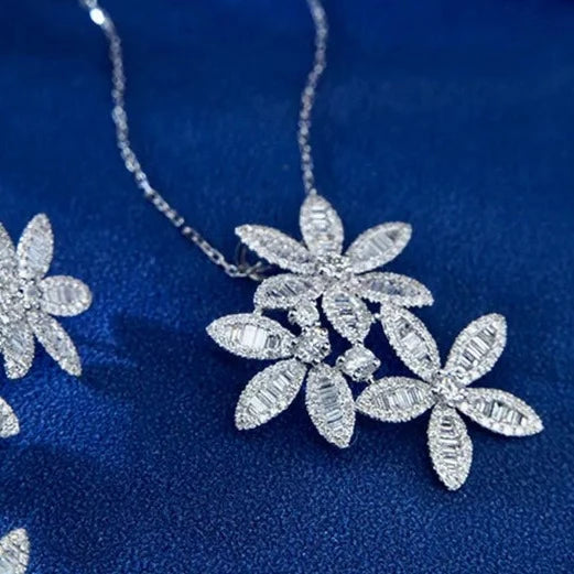 Luxury Flower-Shaped Diamond Pendant Necklace. 1.35 Carat Natural Diamonds.