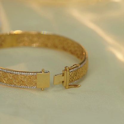 18K Yellow Gold Bangle with 0.99ct Real Diamonds.
