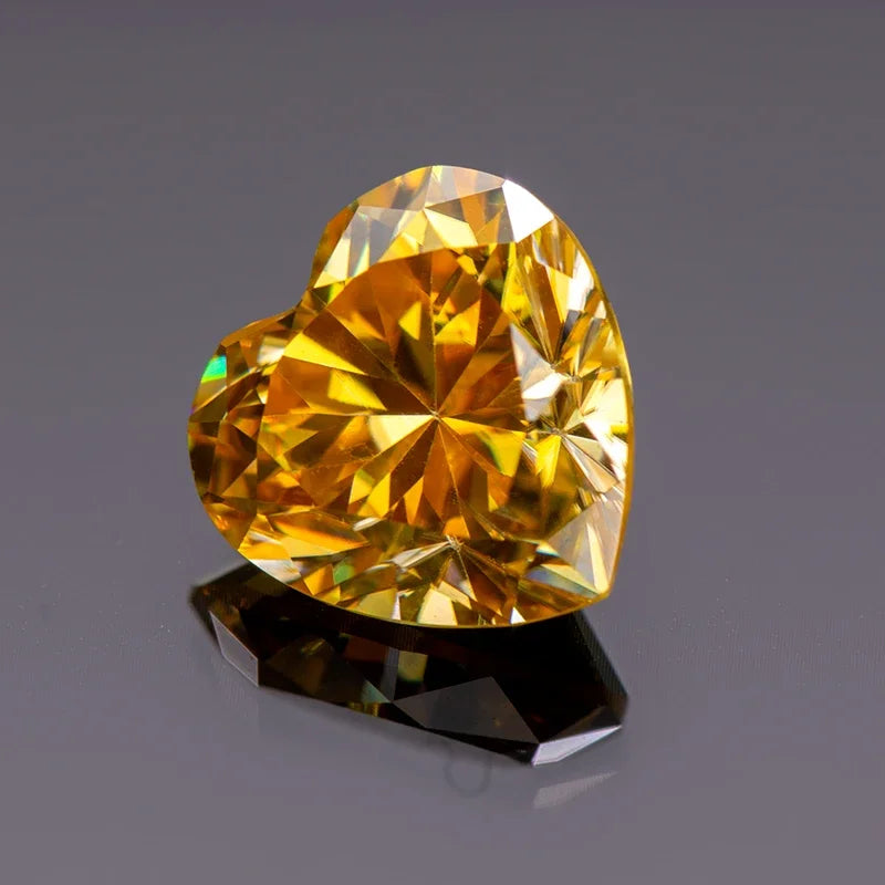 Moissanite en vrac. Couleur jaune doré. Coeur coupé. 1,0 à 5,0 carats.