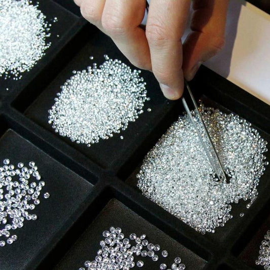 Kleine Diamantsteine. 1 mm bis 2,9 mm. Insgesamt 1,0 Karat. Im Labor gezüchteter Diamant.