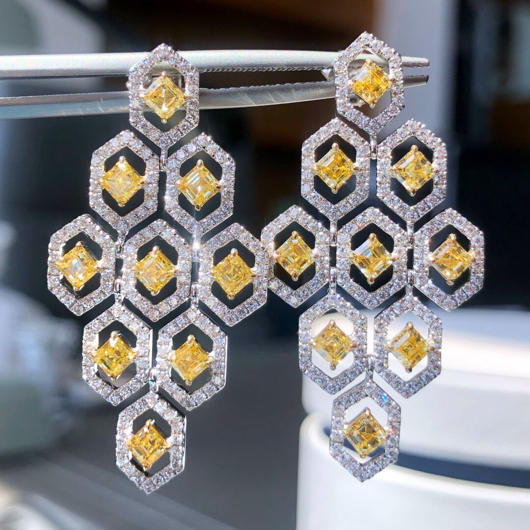Elegant White and Yellow Diamond Earrings. 3.50 Carat. 18K Gold.
