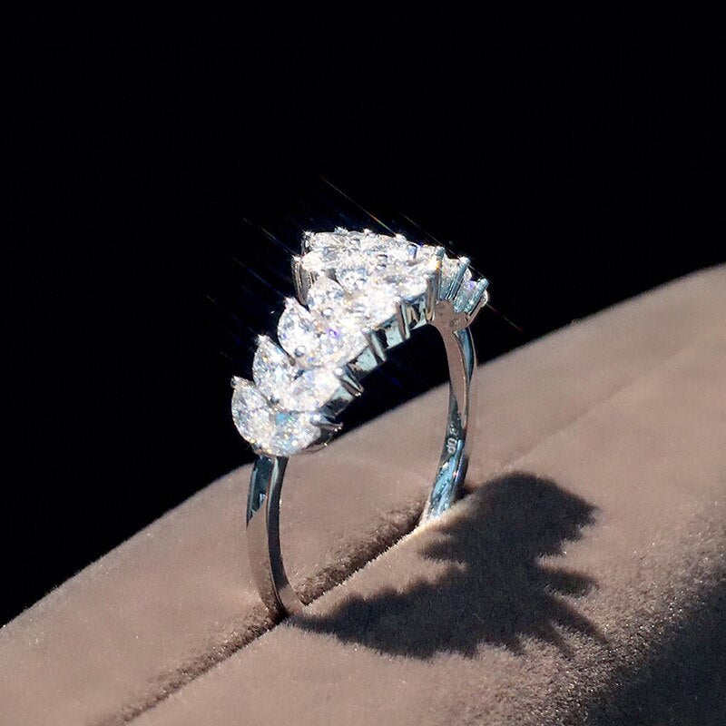 Elegant Natural Diamond Rings. 18K White Gold.