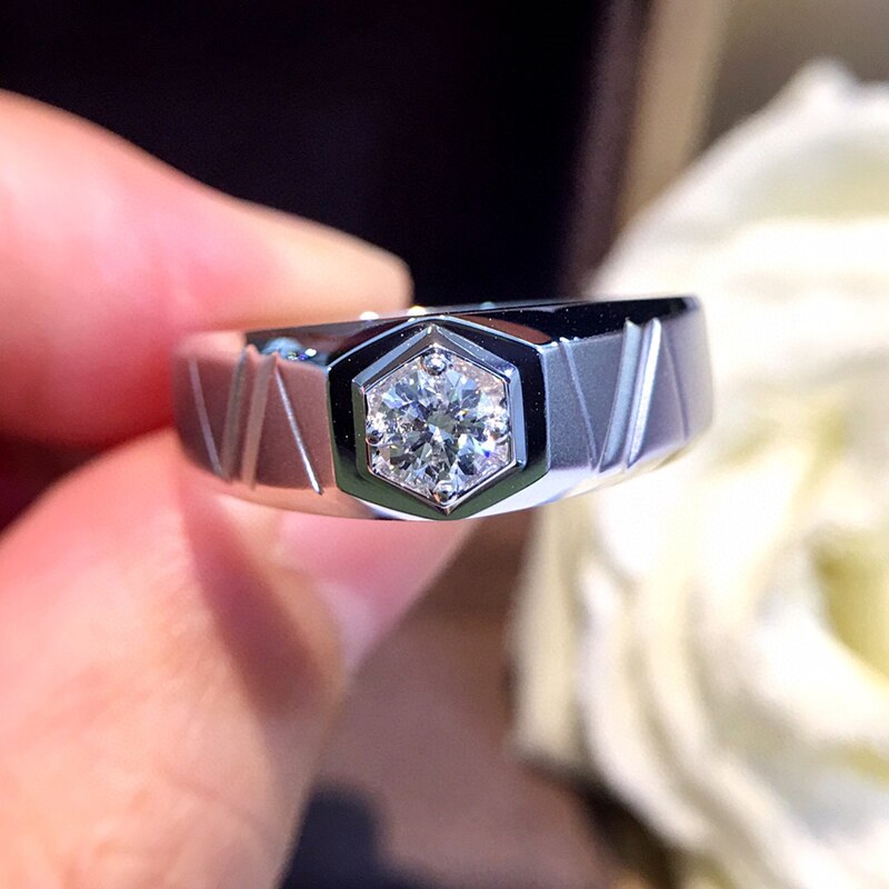 At Auction: MEN'S 1 CARAT DIAMOND RING - 18K